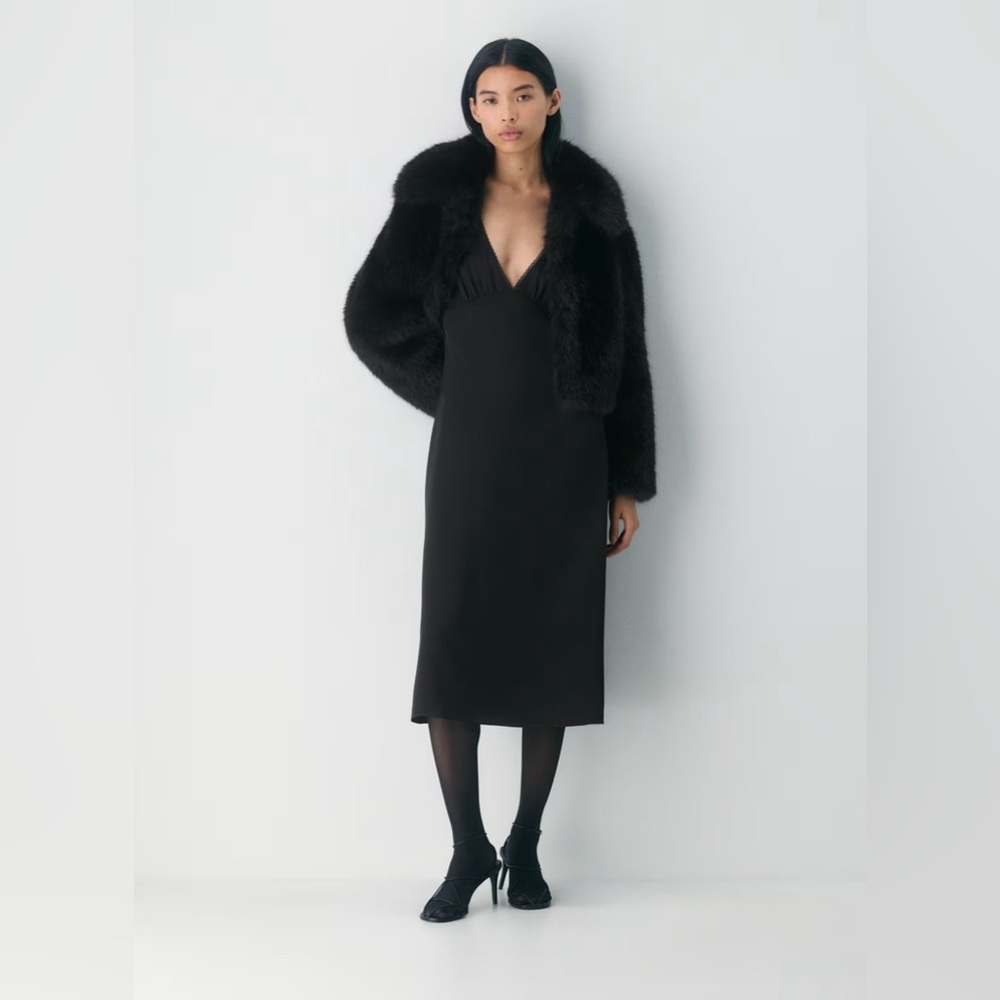 SOLD - BNIB | Aritzia Babaton | Everyday Semi-sheer Tights | Black | Size S - Picture 3 of 5